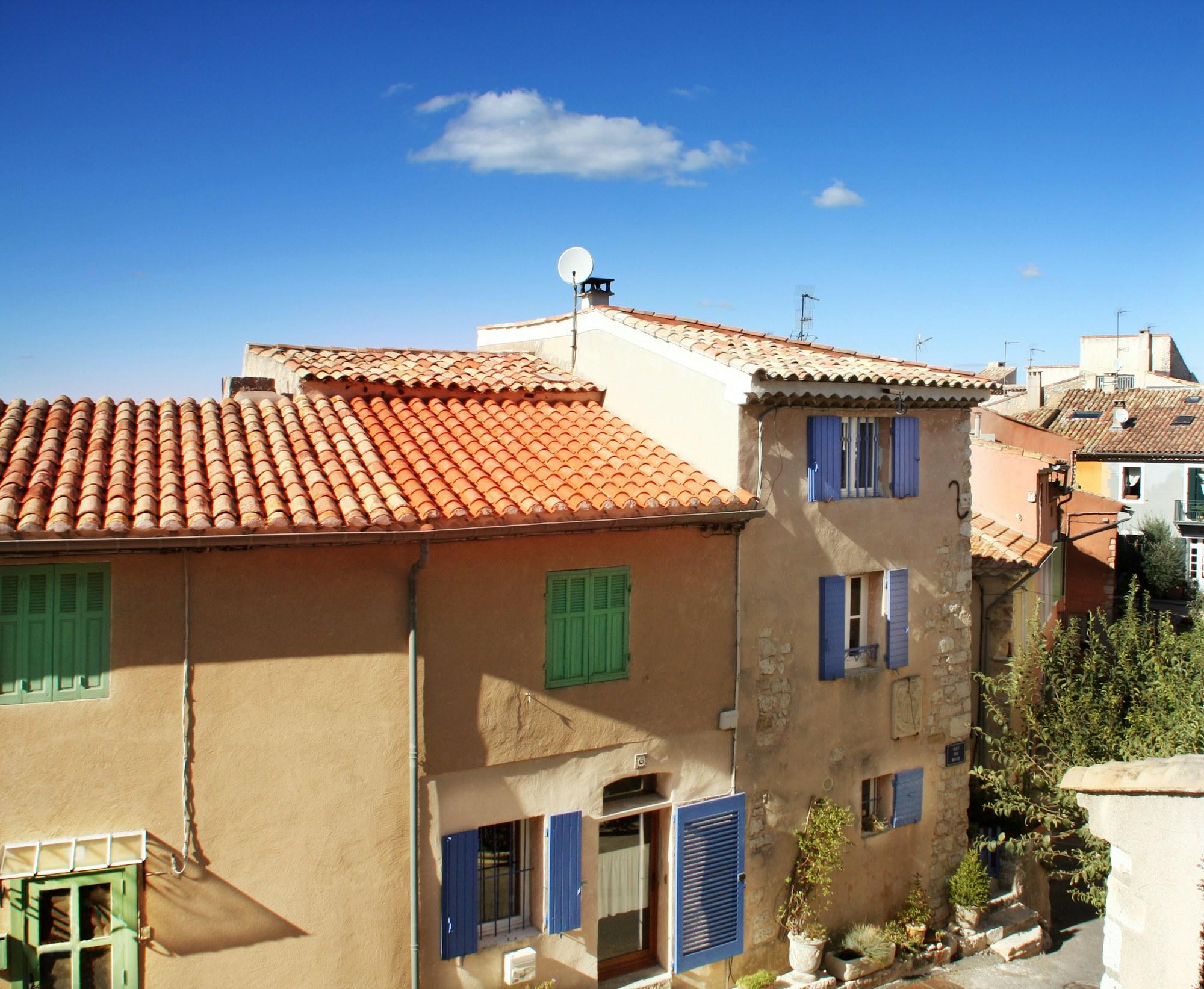 Toits de tuiles d'un village sous un ciel bleu